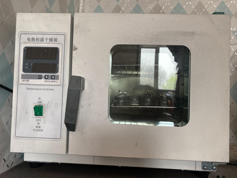 电热恒温干燥箱.jpg